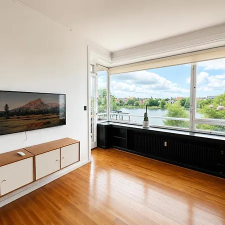Large 3br With Elevator Vewing Over The Lakes Apartament *